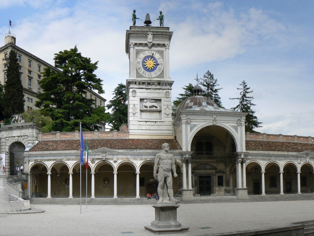 Loggia e tempietto di San Giovanni con torre dell'orologio a Udine
